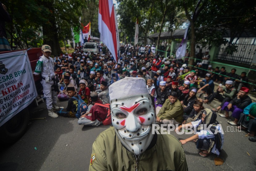 Aksi Bela Habib Bahar Bin Smith. Sejumlah santri dan organisasi masyarakat islam melakukan aksi saat berlangsungnya sidang lanjutan dengan terdakwa Habib Bahar Bin Smith di Gedung Perpustakaan dan Kearsipan Kota Bandung, Jawa Barat, Kamis (14/3/2019).