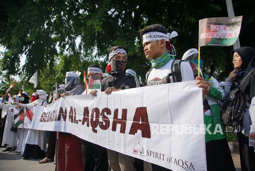 Aksi bersama kecam Pemerintah AS akan pemindahan Ibukota Israel ke Jerussalem, berlokasi di Depan Kedubes AS, Jakarta Pusat, Jumat (8/12).