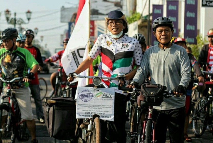  Aksi bersepeda para relawan Aksi Cepat Tanggap (ACT) untuk menggalang kepedulian kepada korban tsunami Banten.