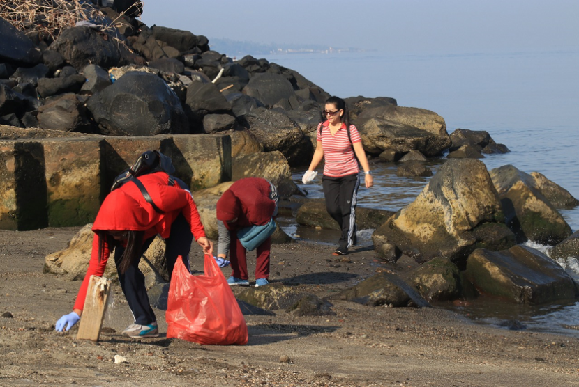 Aksi bersih-bersih pantai.