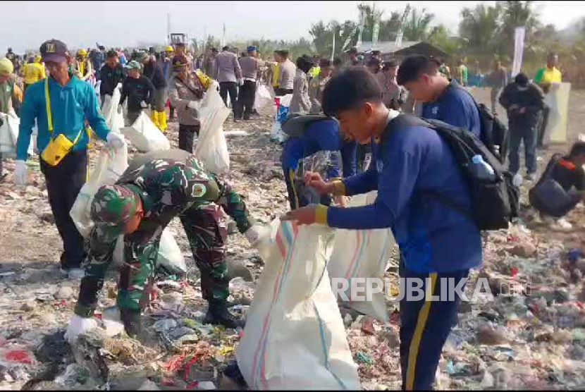 Aksi bersih-bersih Pantai Cibutun-Loji Kecamatan Simpenan, Kabupaten Sukabumi. Bupati Sukabumi sebut ada kejanggalan di Pantai Cibutun karena adanya sampah garmen.