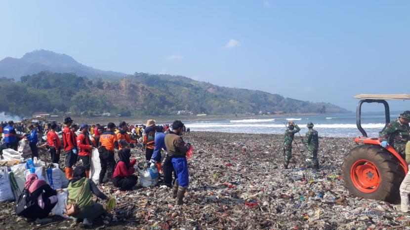 Aksi bersih-bersih pantai oleh Pandawara Group bersama TNI dan Polri.