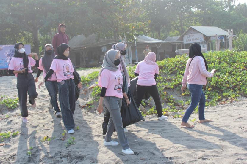 Aksi bersih-bersih Pantai Sereg, Desa Mekarlaksana, Kecamatan Sindangbarang, Kabupaten Cianjur Selatan, Jawa Barat (Jawa Barat). 