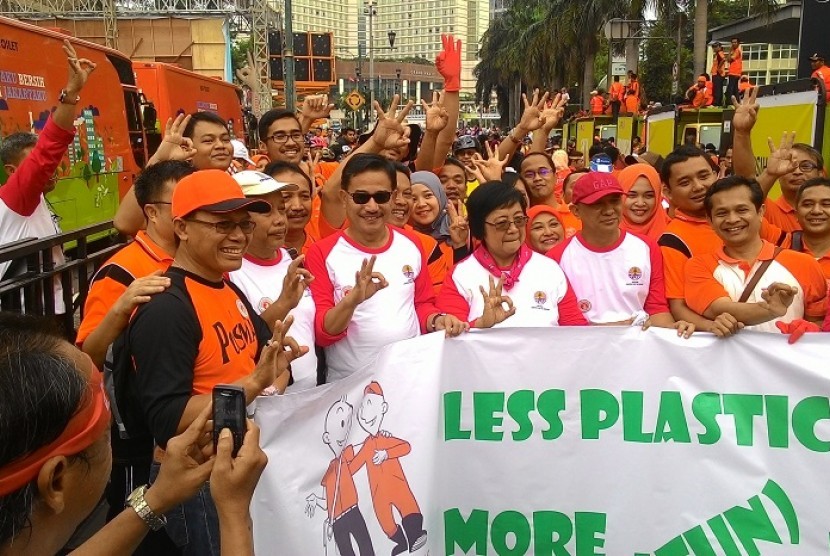 Aksi bersih-bersih PT Pos Indonesia bersama Komunitas Peduli Sampah 