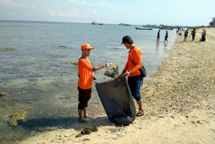 Aksi Bersih Pantai. Rumah Zakat gandeng komunitas peduli lingkungan melakukan aksi bersih pantai.