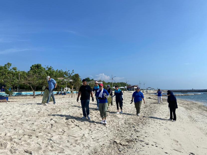 Aksi bersih pantai yang dilakukan di Pulau Untung Jawa, Kepulauan Seribu, bekerja sama dengan Parongpong RAW Lab dan OceanKita, Jumat (28/6/2024).