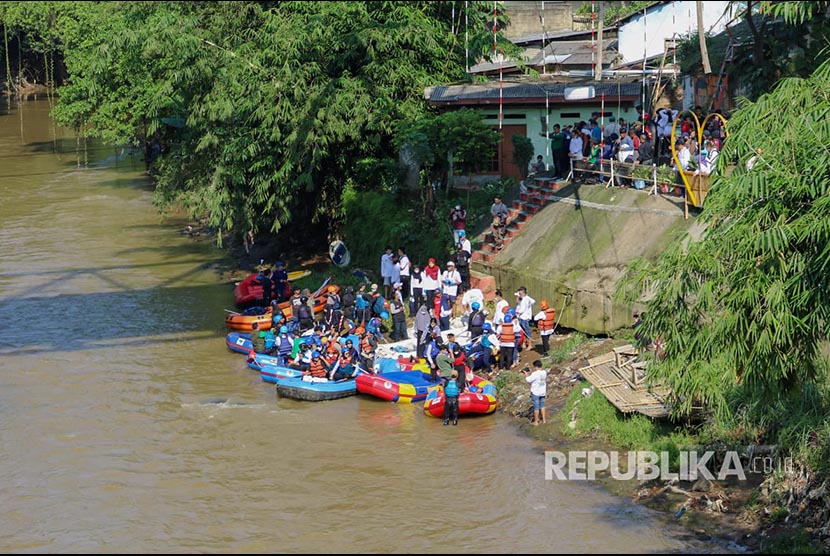 Aksi bersih Sungai Ciliwung bersama komunitas dan relawan (ilustrasi)