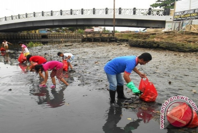 Aksi bersih Sungai Karang Mumus
