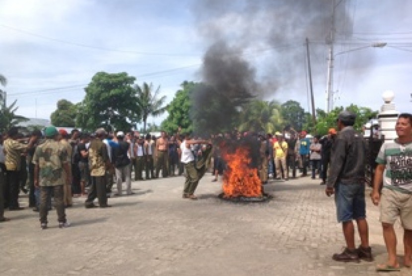 Aksi boikot warga di kantor Pemkab Morotai, Maluku Utara, Senin (29/6).
