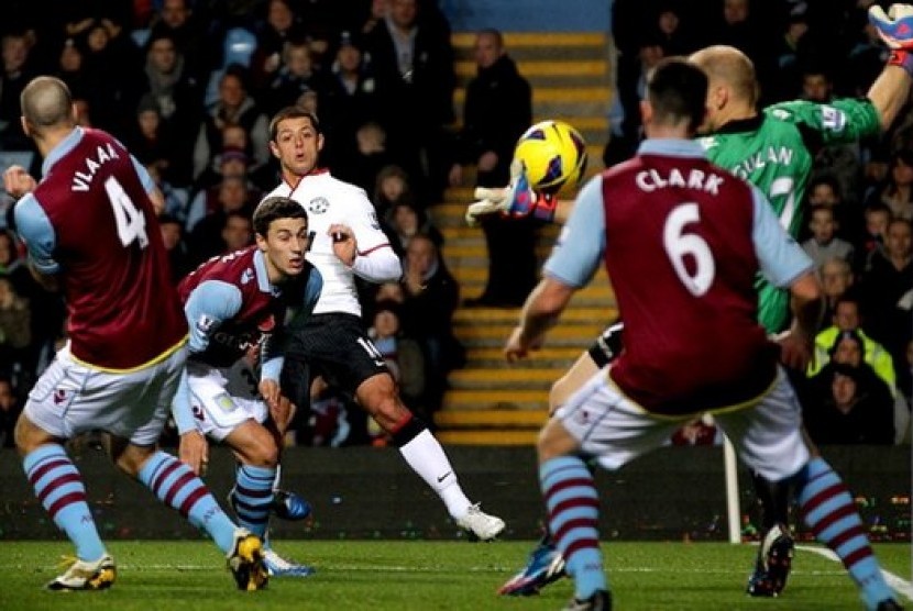 Aksi bomber MU, Javier 'Chicharito' Hernandez saat mencetak gol ke gawang Aston Villa pada laga Liga Primer yang digelar di Villa Park, Ahad (11/11) dini hari