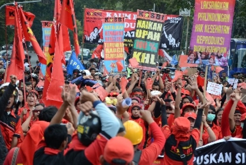 Aksi buruh dalam menyambut Hari Buruh Internasional 2014, Kamis (1/5). 