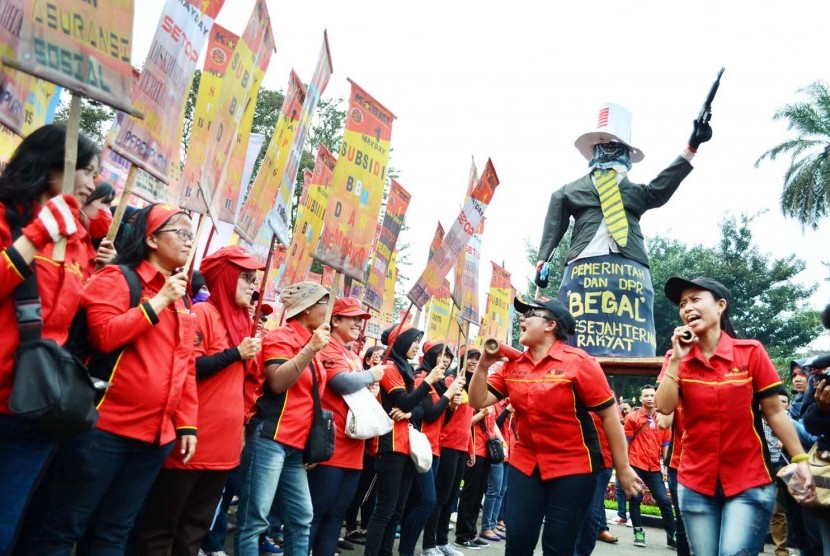 Aksi buruh di depan Gedung Sate, Kota Bandung, Jumat (1/5). Bertepatan dengan hari buruh, ribuan buruh melakukan aksi turun kejalan. (Republika/Edi Yusuf)