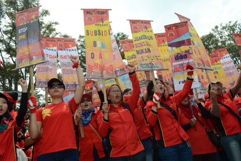 Aksi buruh di depan Gedung Sate, Kota Bandung, Jumat (1/5). Bertepatan dengan hari buruh, ribuan buruh melakukan aksi turun kejalan. (Republika/Edi Yusuf)