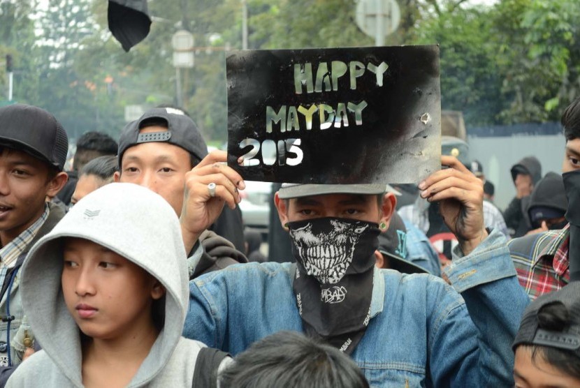 Aksi buruh di depan Gedung Sate, Kota Bandung, Jumat (1/5). Bertepatan dengan hari buruh, ribuan buruh melakukan aksi turun kejalan. (Republika/Edi Yusuf)