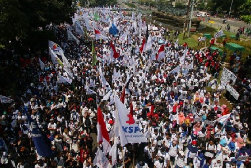 Aksi buruh pada peringatan Hari Buruh Sedunia atau May Day di Jalan Medan Merdeka Barat, Jakarta, Selasa (1/5). 