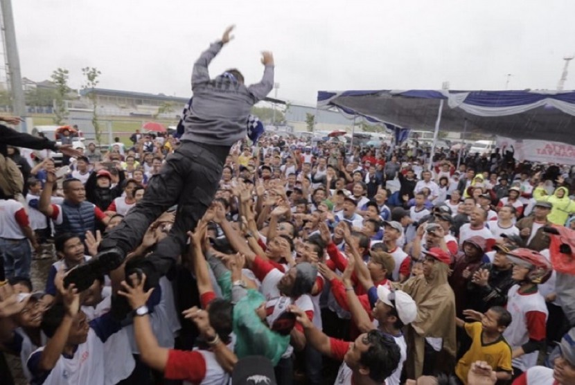 Aksi calon gubernur DKI Jakarta, Agus Harimurti Yudhoyono, saat melompat dari atas panggung. (ilustrasi).