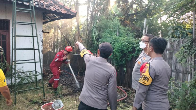 Aksi cepat polisi dan tim gabungan berhasil dengan cepat memadamkan kebakaran pada Gedung PGRI di Desa Ilir, Kecamatan Kandanghaur, Kabupaten Indramayu. 