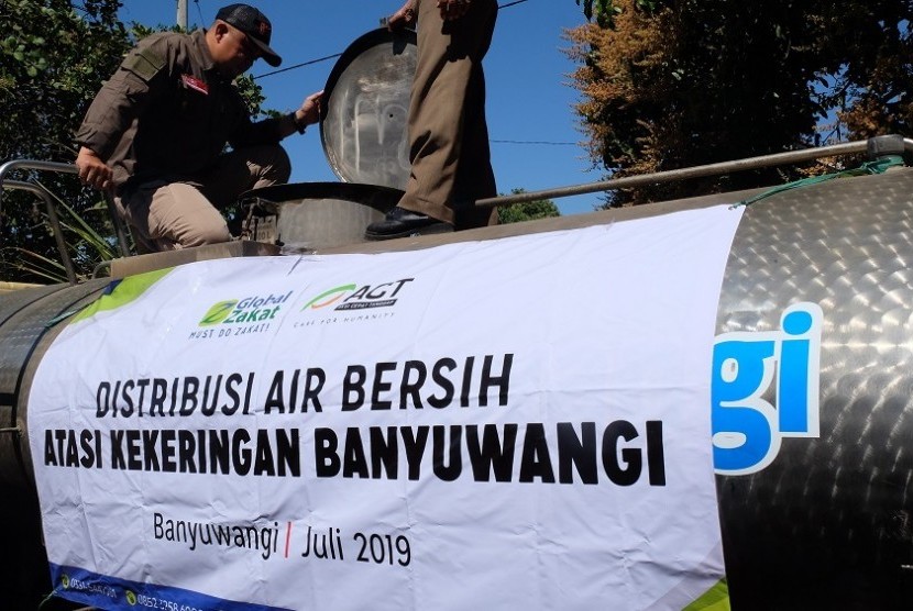 Aksi Cepat Tanggap (ACT) ACT dan Masyarakat Relawan Indonesia (MRI) mendistribusikan air bersih sebanyak 15 ribu liter air bersih untuk warga Banyuwangi.