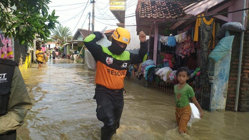Aksi Cepat Tanggap (ACT) Cimahi menyalurkan bantuan untuk warga terdampak banjir di Kabupaten Subang, Rabu (10/2). 