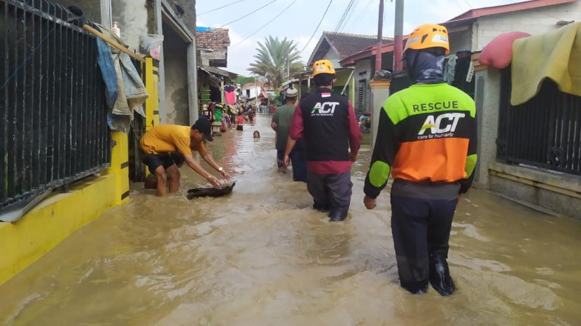 Aksi Cepat Tanggap (ACT) Cimahi memberikan bantuan bagi korban banjir, (ilustrasi). Untuk membantu meringankan beban korban, Aksi Cepat Tanggap (ACT) menggerakkan timnya di beberapa titik lokasi.