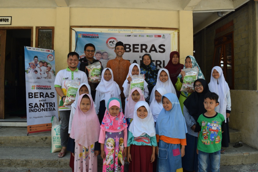 Aksi Cepat Tanggap (ACT) dan GIB kembali melaksanakan program Beras untuk Santri Indonesia (Berisi).