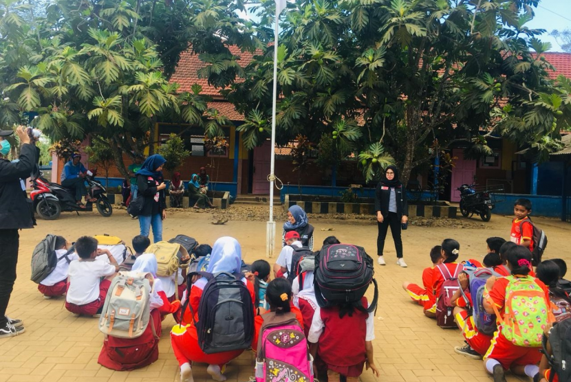 Aksi Cepat Tanggap (ACT) Malang bersama Masyarakat Relawan Indonesia (MRI) menggelar kegiatan edukasi mitigasi bersama siswa-siswi SD di Malang, Senin (30/7). 