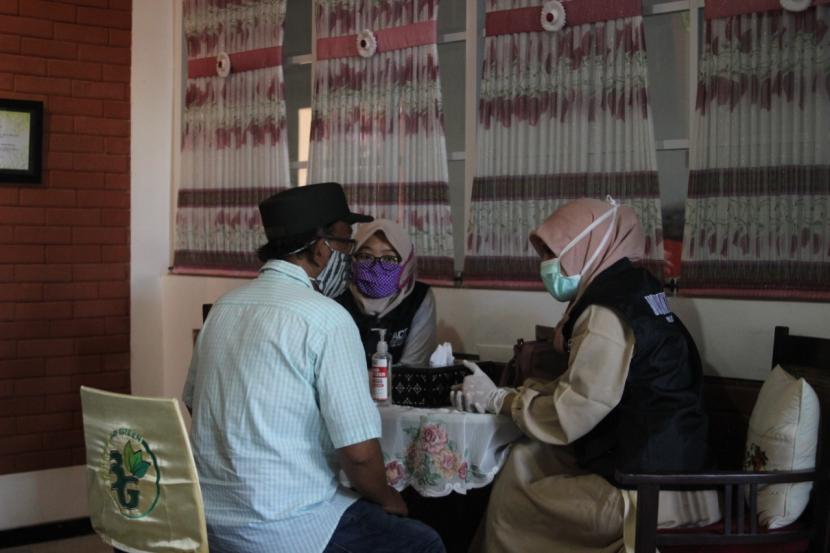 Aksi Cepat Tanggap (ACT) Malang melakukan pemeriksaan kesehatan di Purwantoro, Kota Malang.