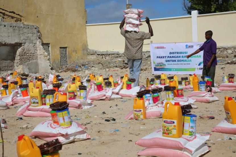 Aksi Cepat Tanggap (ACT) membagikan ratusan paket pangan untuk keluarga di pengungsian di Kota Mogadishu, Somalia, 