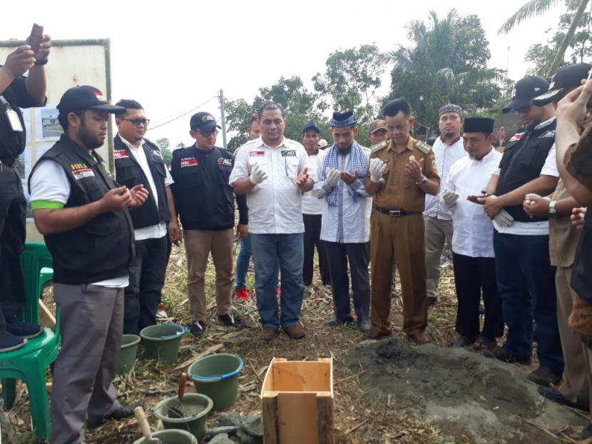 Aksi Cepat Tanggap (ACT) membangun Huntara atau Integrated Community Shelter (ICS) untuk membantu korban banjir dan longsor di daerah Banten. Peletakan batu pertama ICS ini dilaksanakan di Desa Sukarame, Kecamatan Sajira, Lebak, Banten, Selasa (3/3).