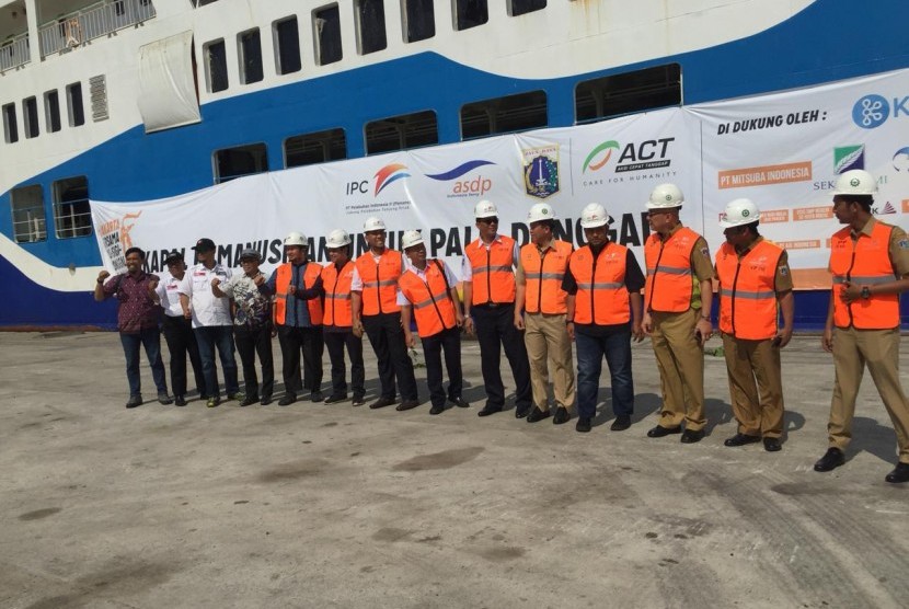 Aksi Cepat Tanggap (ACT) memberangkatkan kapal kemanusiaan kedua untuk Palu-Donggala di Pelabuhan Tanjung Priok, Jakarta Utara pada Senin (15/10). 