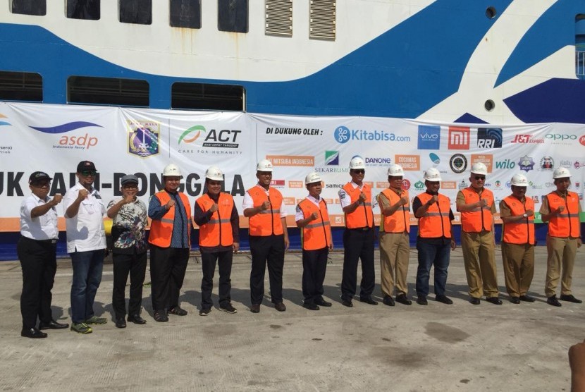 Aksi Cepat Tanggap (ACT) memberangkatkan kapal kemanusiaan kedua untuk Palu-Donggala di Pelabuhan Tanjung Priok, Jakarta Utara pada Senin (15/10). 