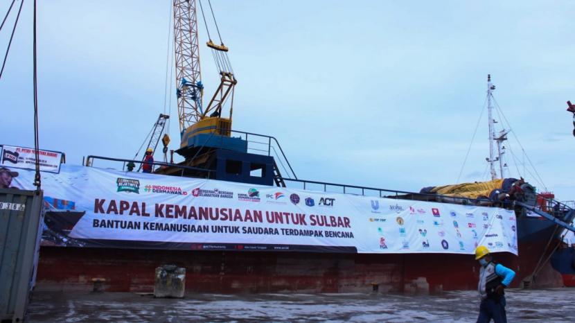 Aksi Cepat Tanggap (ACT) memberangkatkan Kapal Kemanusiaan mengirimkan ribuan ton sembako menuju Mamuju, Sulbar dari Pelabuhan Sunda Kelapa Jakarta, Rabu (27/1). Sebanyak 1.000 ton bantuan pangan dan logistik dikirimkan Kapal Kemanusiaan ACT.