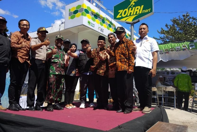 Aksi Cepat Tanggap (ACT) memberikan bantuan berupa minimarket Zohri bagi keluarga pelari Lalu Muhammad Zohri di Lombok Utara, Nusa Tenggara Barat, Kamis (2/8). Pemberian bantuan ini dihadiri Bupati Lombok Utara Najmul Ahyar