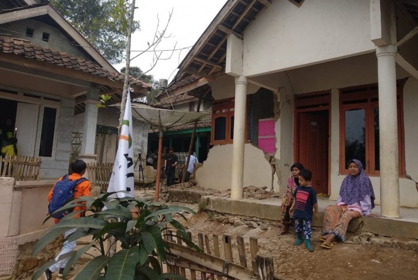 Aksi Cepat tanggap (ACT) memberikan bantuan pangan untuk korban gempa di Banten. 