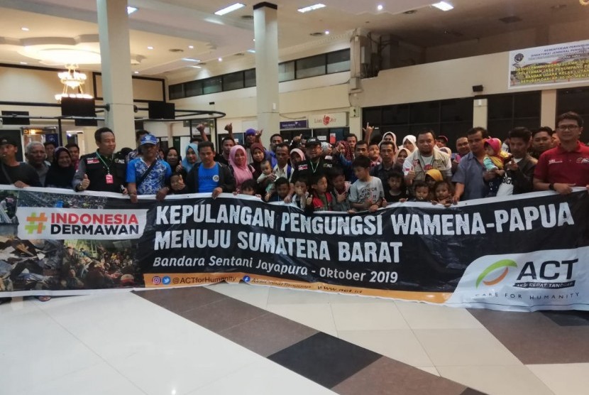 Aksi Cepat Tanggap (ACT) memfasilitasi keinginan para pengungsi Wamena dengan memberangkatkan pengungsi ke Provinsi Sumatra Barat, Kamis (3/10). 