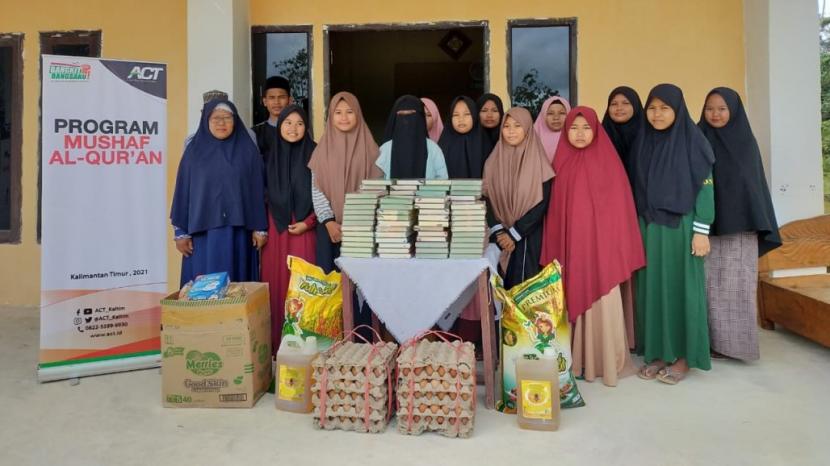 Aksi Cepat Tanggap (ACT) mendistribusikan mushaf Alquran ke Pesantren Rahmatullah di Kecamatan Marang Kayu, Kabupaten Kutai Kartanegara, Kalimantan Timur.