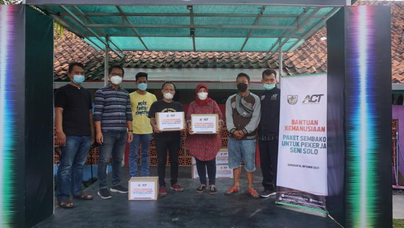 Aksi Cepat Tanggap (ACT) Solo berkolaborasi dengan Komite Nasional Pemuda Indonesia (KNPI) Surakarta menyalurkan bantuan paket sembako kepada para pekerja seni di Solo, Rabu (6/10).