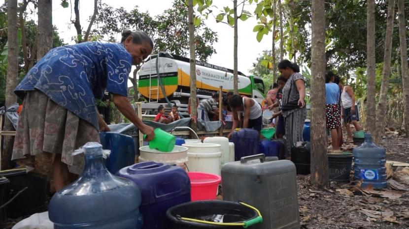 Aksi Cepat Tanggap (ACT) Solo melakukan droping air bersih ke ke Dusun Bogor Kopen, Desa Bojong, Kecamatan Wonosegoro, Kabupaten Boyolali, Jawa Tengah, Selasa (8/9). Lebih dari dua bulan, warga di dusun tersebut mengalami kekeringan.