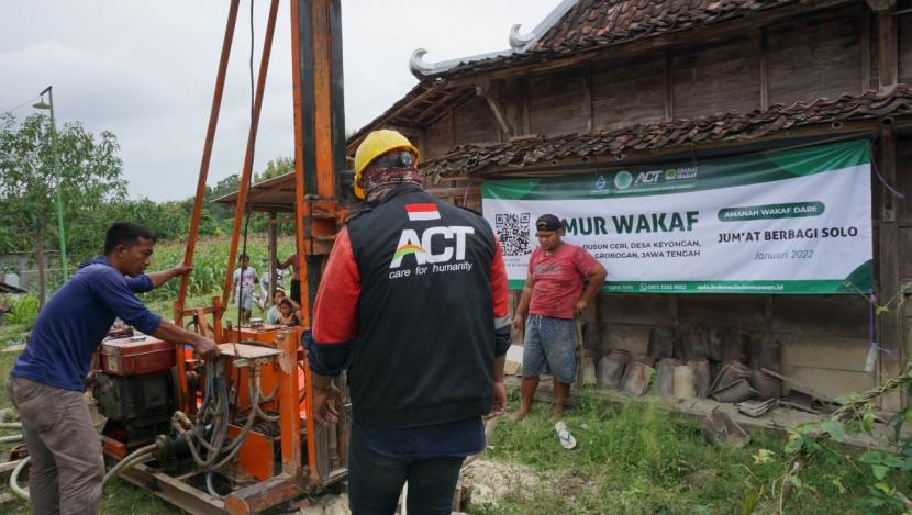 Aksi Cepat Tanggap (ACT) Solo melakukan pengeboran sumur wakaf di Dukuh Wuni, Desa Keyongan, Kecamatan Gabus, Kabupaten Grobogan, Jawa Tengah. 