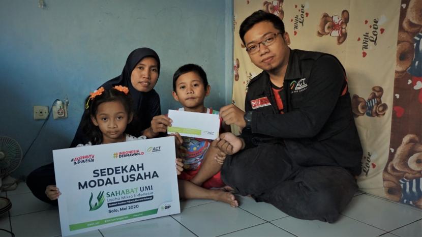 Aksi Cepat Tanggap (ACT) Solo meluncurkan program Sahabat Usaha Mikro Indonesia (UMI) pada Senin (1/6). Program tersebut merupakan pemberian bantuan modal usaha untuk usaha kecil dan menengah (UKM) yang terhenti akibat dampak pandemi Covid-19. 