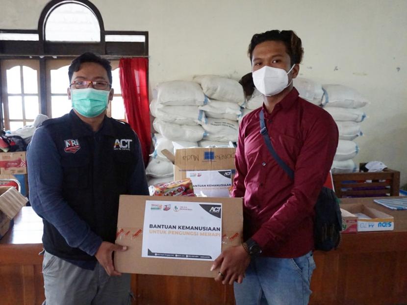 Aksi Cepat Tanggap (ACT) Solo menyalurkan bantuan bagi pengungsi Gunung Merapi di TPPS Tlogolele, Kabupaten Boyolali, Jawa Tengah, Senin (11/1).