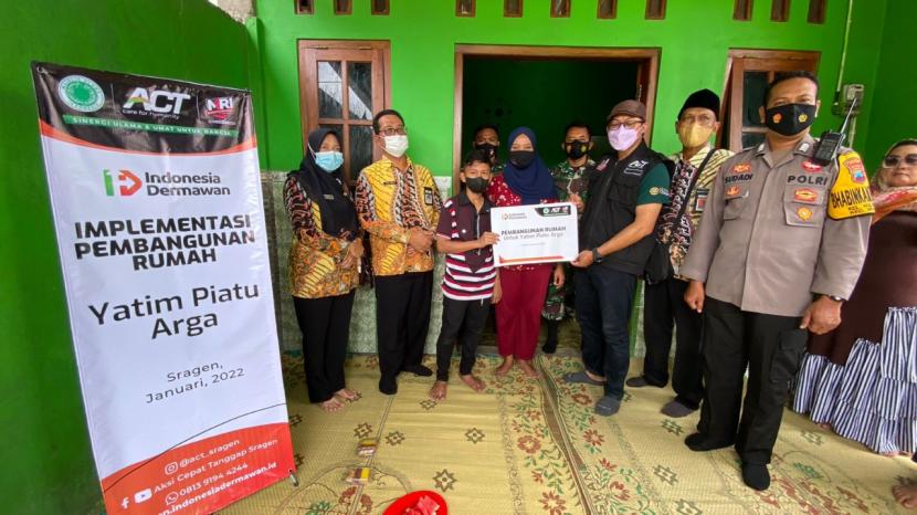 Aksi Cepat Tanggap (ACT) Sragen membantu pembangunan rumah layak huni untuk Arga, anak yatim piatu yang tinggal di Dusun Bulaksari RT 01/RW 08, Kelurahan Nglorog, Kecamatan Sragen, Kabupaten Sragen, Jawa Tengah.