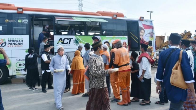 Aksi Cepat Tanggap (ACT) turut hadir mendistribusikan makanan saat shalat Idul fitri yang diselenggarakan di Jakarta International Stadium (JIS) di Papanggo, Kecamatan Tanjung Priok, Jakarta Utara Senin (2/5/2022)
