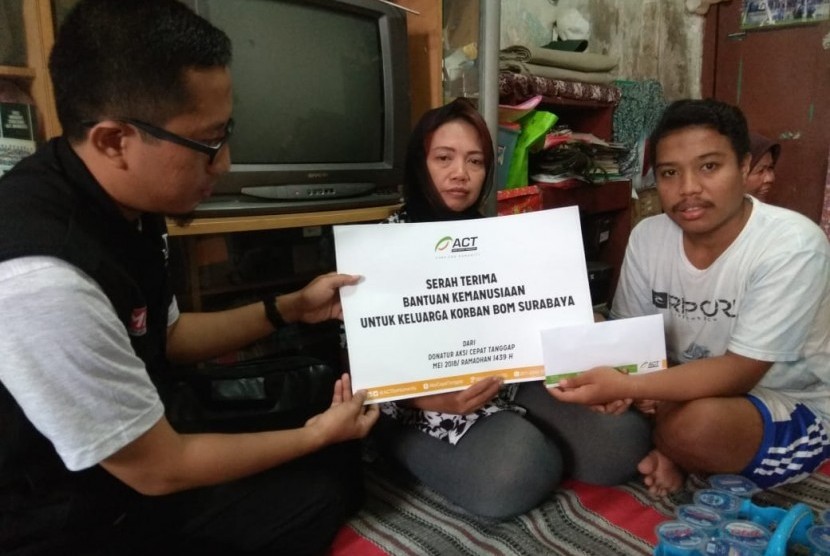 Aksi Cepat Tanggap Jawa Timur berkesempatan mengunjungi beberapa kediaman keluarga korban bom gereja yang terjadi di Surabaya, Ahad (20/5). 