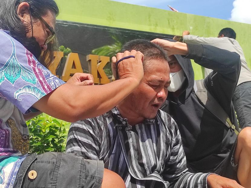 Aksi cukur gundul yang dilakukan warga Kota Yogyakarta, Widodo, sebagai bentuk dukungan terhadap OTT KPK. 