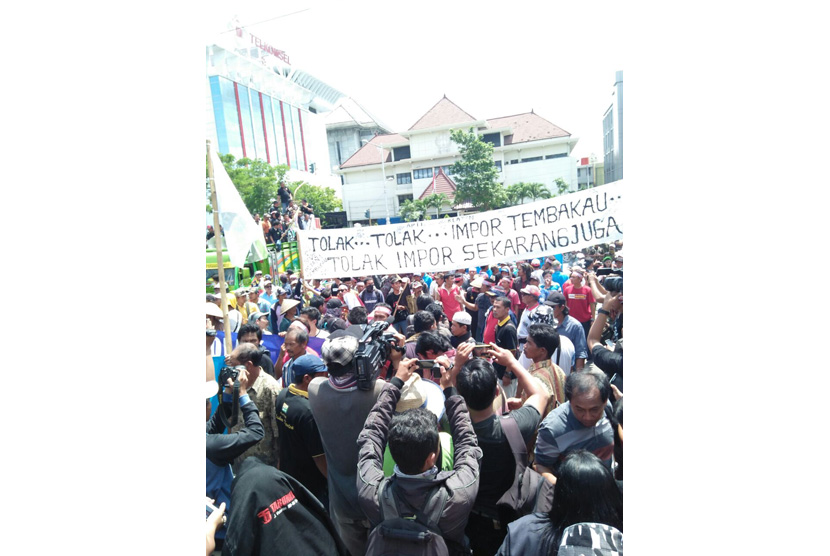Aksi damai petani tembakau di depan kantor Gubernur Jawa Tengah, Semarang, Senin (9/1/).