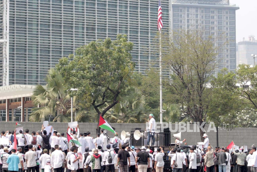 Aksi Damai Solidaritas Palestina berlangsung di depan gedung Kedutaan Besar (Kedubes) Amerika Serikat, di Jakarta, Rabu (11/10/ 2023).