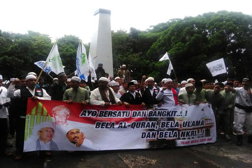 Aksi dan deklarasi Umat Islam Kota Bekasi jelang 112 di Tugu Perjuangan, Alun-Alun Bekasi, Jalan Veteran, Kota Bekasi, Jumat (10/2).