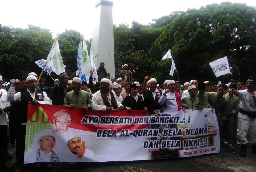 Aksi dan deklarasi umat Islam Kota Bekasi jelang Aksi damai 112 di Tugu Perjuangan, Alun-Alun Kota Bekasi, Jumat (10/2).