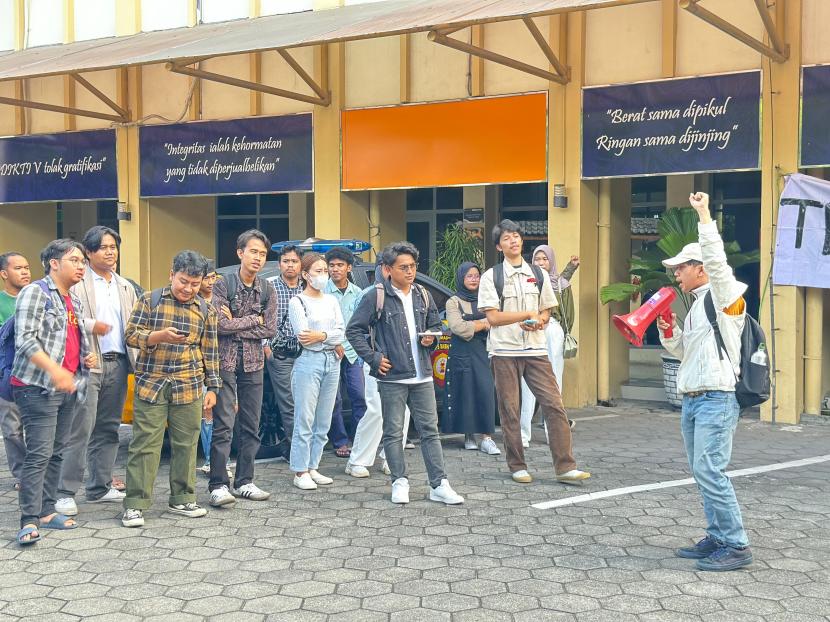 Aksi dan penyampaian somasi yang dilakukan oleh Aliansi Pendidikan Gratis (APATIS) di Kementerian Pendidikan dan Kebudayaan (Wilayah V) Yogyakarta, Senin (3/6/2024).
